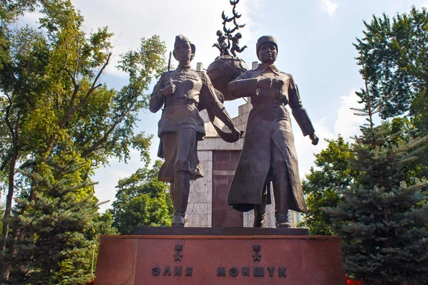 Monument voor de helden van de Sovjet-Unie Moldagulova en Maasje Mametova in het stadspark. — Stockfoto