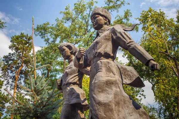 Monumento a los Héroes de la Unión Soviética Aliya Moldagulova y Manshuk Mametova en el parque de la ciudad . — Foto de Stock