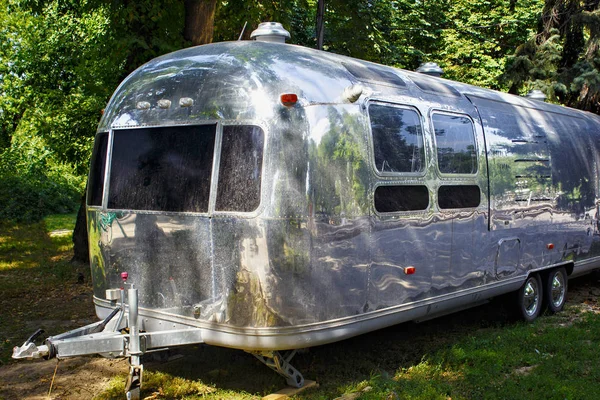 Yaz aylarında Panfilov parkta Glade gümüş fütüristik karavan Airstream.