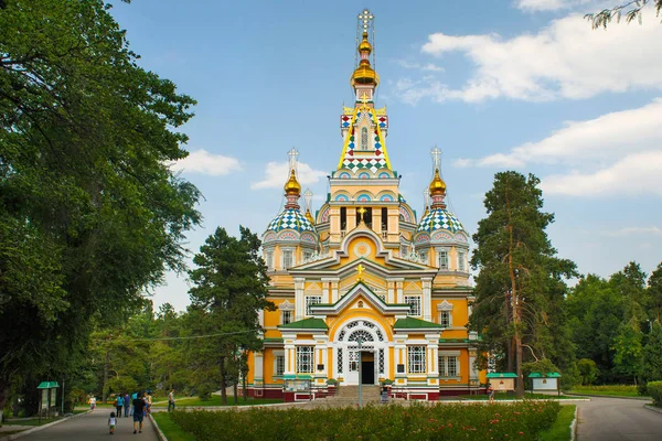 Almatı, Kazakistan 'da yükselen katedral. Rus Ortodoks Katedrali. 