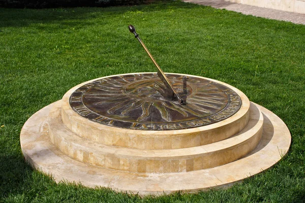 Скульптура "Сонячний годинник" в міському парку Алмати в літній час. — стокове фото