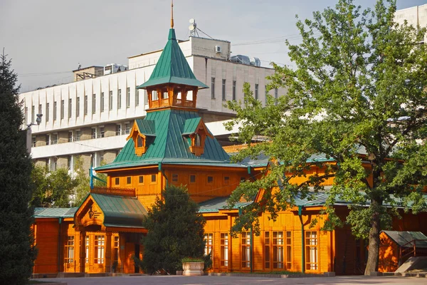 Drewniany budynek kazachskiego Muzeum ludowych instrumentów muzycznych nazwany Ykylas. — Zdjęcie stockowe