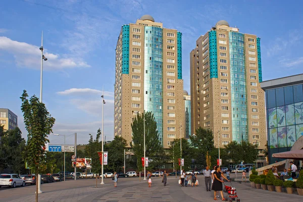 Pohled na moderní obytné domy v centru Almaty v létě. — Stock fotografie