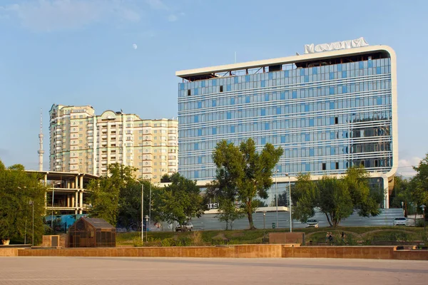 Pohled na Hotel "Novotel" ve středu Almaty v létě. — Stock fotografie