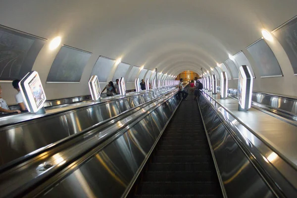 Almatı metrosu iç mekan.