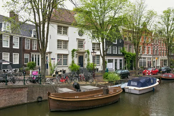 Different boats on the one of the water canals in the historical part of Amsterdam. — Stock Photo, Image