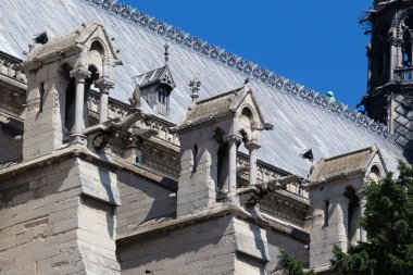 Notre-Dame de Paris cephesinin parçası 