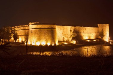 Girne Kalesi Kuzey Kıbrıs'ta gece görünümü. 