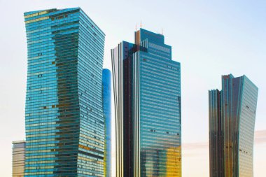 Modern yüksek katlı binaların ön görünümü