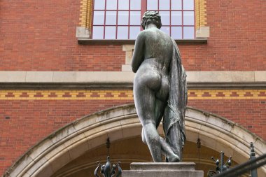Rijksmuseum yakınlarındaki çıplak bir kadın bronz heykeli