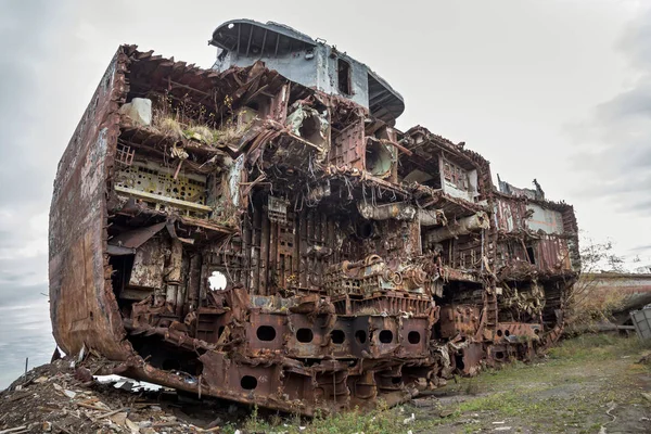 Huge rusty pieces of decommissioned marine ship — Stock Photo, Image