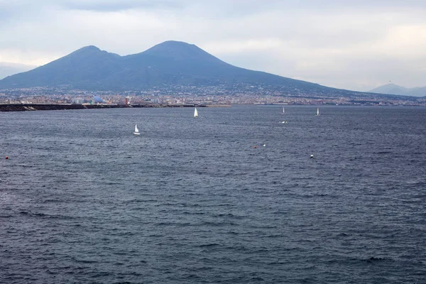 Uitzicht op de actieve vulkaan Vesuvius en de Golf van Napels — Stockfoto