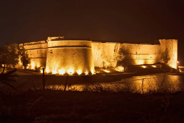 Nacht uitzicht op het kasteel van Kyrenia in Noord-Cyprus. — Stockfoto