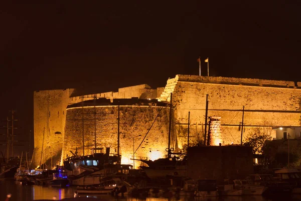 Nacht uitzicht op het kasteel van Kyrenia in Noord-Cyprus. — Stockfoto