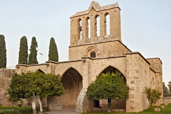 Руины аббатства Беллапайс на Северном Кипре . — стоковое фото