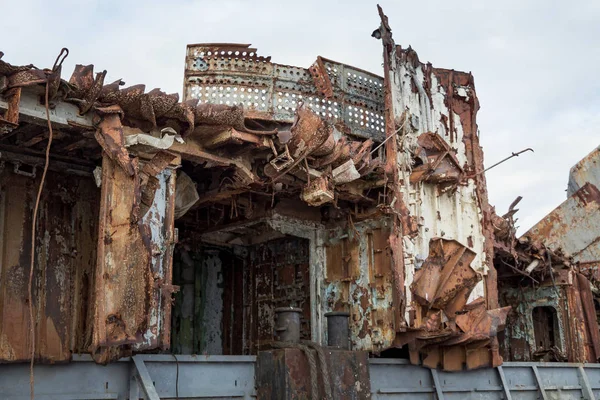 Pedaços enferrujados enormes de navio marinho descomissionado — Fotografia de Stock