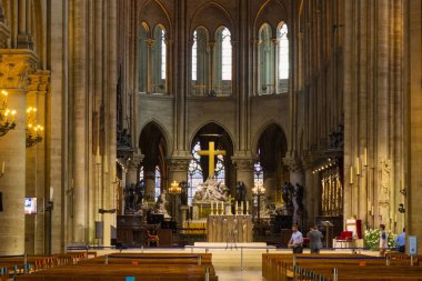 Notre-Dame de Paris kilisesinin iç.