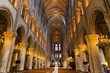 Notre-Dame de Paris kilisesinin iç.