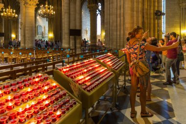 Bilinmeyen genç kadın ortaçağ Katolik Notre-Dame de Paris telefonda bir selfie alır
