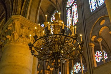 Notre-Dame de Paris kilisesinin iç.