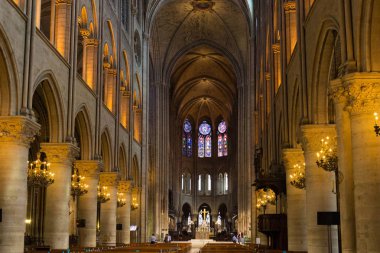 Notre-Dame de Paris kilisesinin iç.