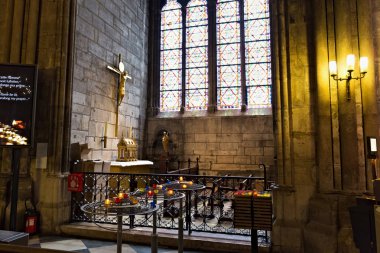 Notre-Dame de Paris kilisesinin iç.