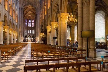 Notre-Dame de Paris kilisesinin iç. 