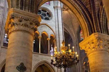Notre-Dame de Paris kilisesinde eski tavan.