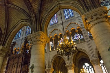 Notre-Dame de Paris kilisesinde eski tavan. 