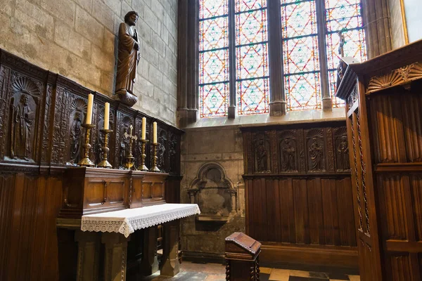 Notre-Dame de Paris kilisesinin iç. 