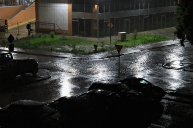 Yağmur sırasında parlayan parke taşı kaldırım Gece görünümü