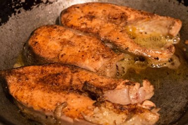 Somon dilimleri demir tavada kızartılır..