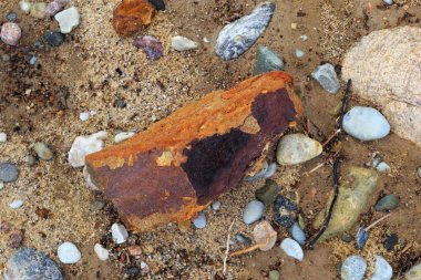 Pas renkli büyük taş, küçük taşlar ile çevrili