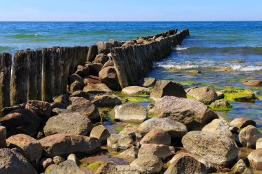 Baltık Denizi kıyısında eski Alman ahşap dalgakıran.