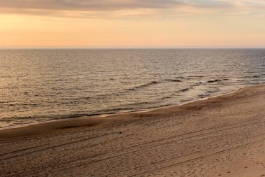 Güzel gün batımı deniz manzarası kum plaj akşamları ile.