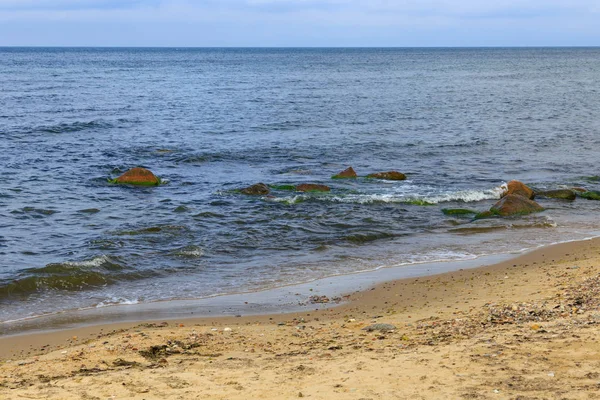 Bela paisagem da costa do Mar Báltico com praia de areia . — Fotografia de Stock