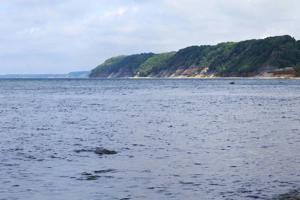 Baltık Denizi'ndeki kumlu kayalıkların ve mavi suyun manzarası. — Stok fotoğraf