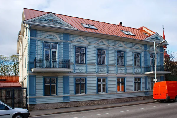 Parnu tarihi merkezinde eski ahşap mavi bina, Estonya. — Stok fotoğraf