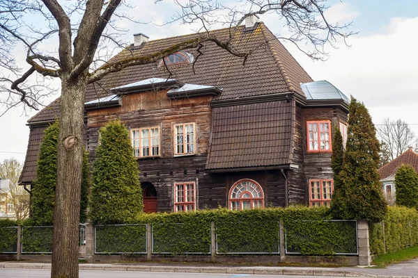 Duży stary drewniany, brązowy budynek w historycznym centrum Parnu — Zdjęcie stockowe