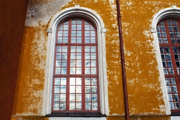 Grandes ventanales en la pared de la antigua iglesia histórica . — Foto de Stock
