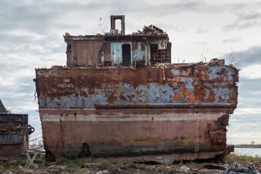 Açığa alınan deniz gemi büyük paslı parçaları