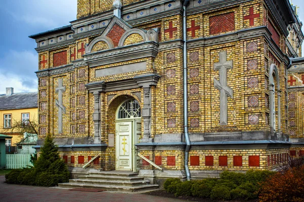 Poort van de Estse apostolische orthodoxe Parnu-transformatie van onze heer kerk. — Stockfoto