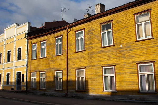 Parnu tarihi merkezinde eski ahşap eski eski eski eski eski eski sarı bina — Stok fotoğraf