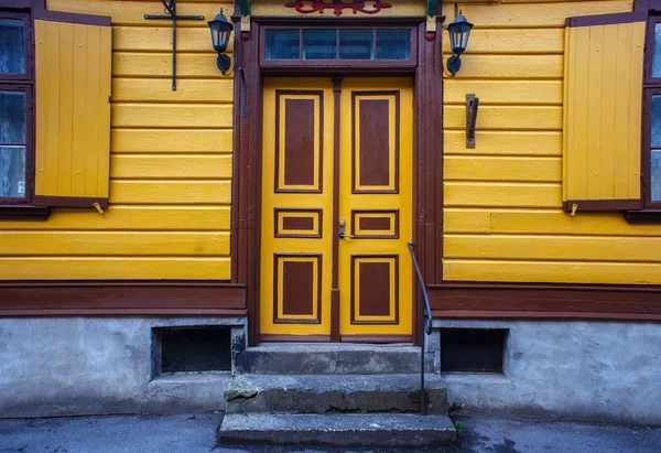 Puertas en el antiguo edificio amarillo de madera con morsas recién pintadas — Foto de Stock