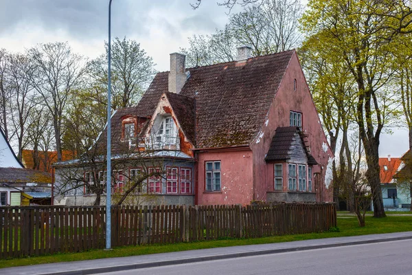 Veduta del vecchio edificio residenziale squallido nel centro storico di Parnu, Estonia . — Foto Stock