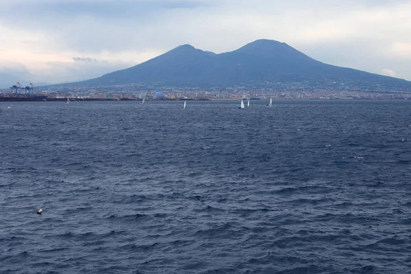 Uitzicht op de actieve vulkaan Vesuvius en de Golf van Napels — Stockfoto