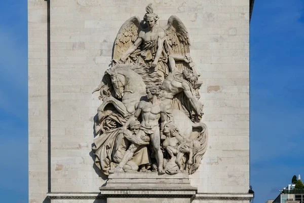 Grupo escultórico sobre el Arco del Triunfo en París, Francia . — Foto de Stock