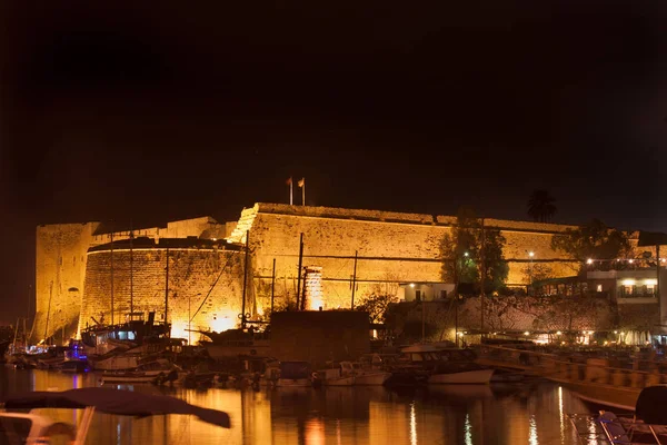 Nacht uitzicht op het kasteel van Kyrenia in Noord-Cyprus. — Stockfoto