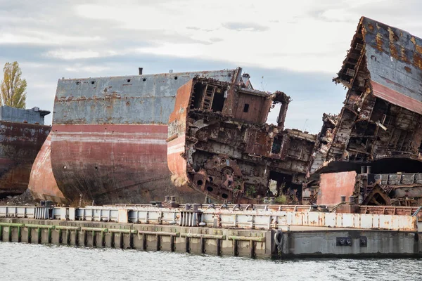 D'énormes morceaux rouillés de navire marin déclassé — Photo