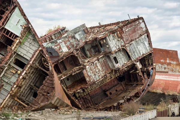 Pedaços enferrujados enormes de navio marinho descomissionado — Fotografia de Stock